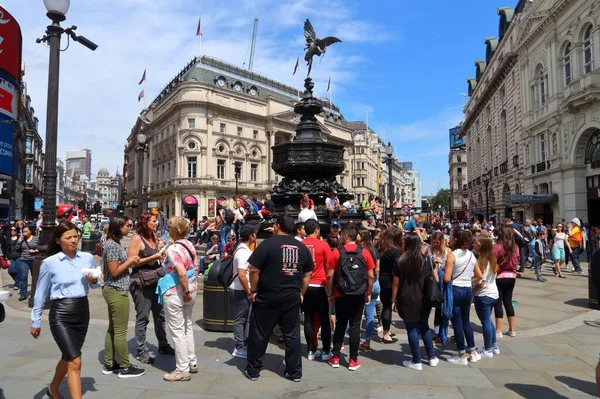 Londýn Velká Británie Června 2016 Lidé Navštěvují Piccadilly Circus Londýně — Stock fotografie