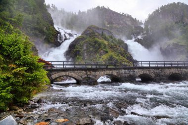 Hordaland, Norveç 'te Latefossen şelalesi. Eski taş köprü.