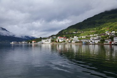 Norveç 'in Ullensvang kasabası. Hardanger Fiord 'dan Kasaba (Hardangerfjord).