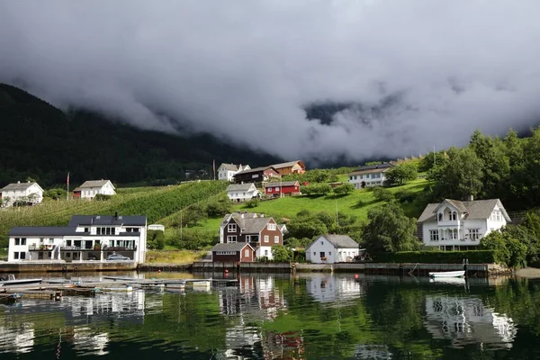 ノルウェーのウルレンスバングの町 ハルダンゲルフィヨルドの町 英語版 — ストック写真