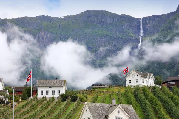 Ullensvang Stad Noorwegen Misty Bergen Een Waterval Noors Landschap — Stockfoto