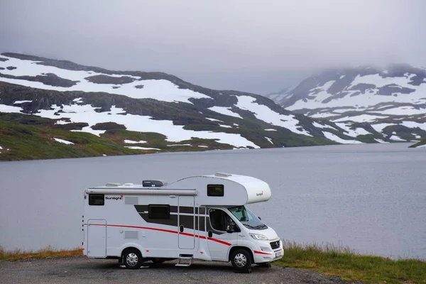 노르웨이의호 2020 노르웨이의 산맥에 캠퍼밴 노르웨이는 2015 880 외국인 방문객 — 스톡 사진