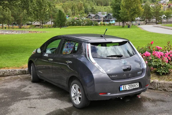 Kinsarvik Norwegia Lipiec 2020 Nissan Leaf Kompaktowy Samochód Elektryczny Zaparkowany — Zdjęcie stockowe