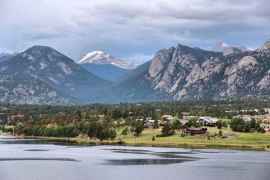 Estes Gölü Estes Park, Colorado. Rocky Dağları manzarası.