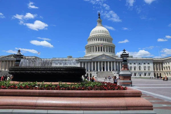 华盛顿特区 2013年6月14日 人们走过位于华盛顿特区的美国国会大厦 2012年有1 890万游客访问了美国首都 — 图库照片