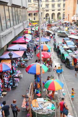 MANILA, PHILIPPINES - 25 Kasım 2017: insanlar Manila, Filipinler 'de yoğun trafikte araba kullanırlar. Metro Manila, 24 milyon insanın yaşadığı dünyanın en büyük kentsel alanlarından biri..