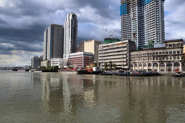 Manila Philippines Listopad 2017 Miasto Manila Deszczowymi Chmurami Nad Rzeką — Zdjęcie stockowe