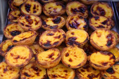 Portekiz yemeği. Pasteis de nata - Portekiz 'in geleneksel kremalı yumurtalı turtaları.