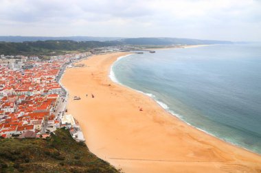 Portekiz 'deki Nazare plajı. Nazare kasabası ve plajı.