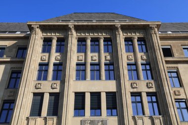Kuzey Ren-Vestfalya Devlet Başbakanlığı (Almanca: Staatskanzlei des Landes Nordrhein-Westfalen), Almanya 'nın Düsseldorf kentindeki hükümet binası..