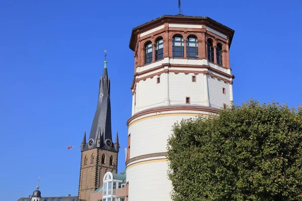 ドイツのデュッセルドルフにある聖ランベルト教会と旧城塔のあるスカイライン — ストック写真
