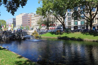 DÜZSELDORF, GERMANY - 19 Eylül 2020: İnsanlar Düsseldorf, Almanya 'daki ünlü alışveriş merkezi Koenigsallee' yi ziyaret ediyor. Düsseldorf, Almanya 'nın en büyük 7. şehridir..