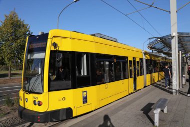 ESSEN, Almanya - 20 Eylül 2020: Essen, Almanya 'da U-Bahn' ın sarı tramvayı. Rhein-Ruhr Stadtbahn, hafif demiryolu toplu taşımacılığının bölgesel sistemi..