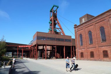 ESSEN, GERMANY - 20 EYLÜL 2020: İnsanlar Almanya 'nın Essen kentindeki Zollverein' i ziyaret ediyor. Zollverein eski sanayi bölgesi, şimdi UNESCO Dünya Mirası Bölgesi.