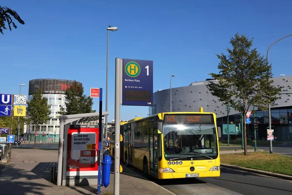 Essen Německo Září 2020 Lidé Nastupují Autobusu Mercedes Citaro Německém — Stock fotografie