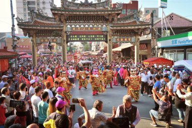 LUKANG, TAIWAN - 2 Aralık 2018: Lukang, Tayvan 'daki Mazu Tapınağı' nda geleneksel kutlamalar. Lukang şehrinde 200 'den fazla tapınak var..