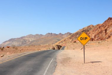 Death Valley Ulusal Parkı, Kaliforniya, ABD 'de Artist Drive. Dip uyarı işareti.