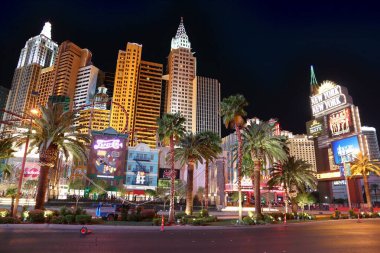LAS VEGAS, ABD - 13 Nisan 2014: İnsanlar Las Vegas 'taki ünlü Strip' i ziyaret ediyor. Dünyanın en büyük 25 otelinden 15 'i 60 binden fazla odalı bir şeritte yer alıyor..