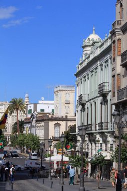 LAS PALMAS, İspanya - 30 Kasım 2015: İnsanlar Las Palmas, Gran Canaria, İspanya 'yı ziyaret ediyor. Kanarya Adaları 2014 yılında 12,9 milyon ziyaretçi rekoru kırdı..