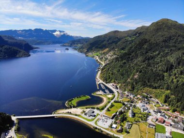 Naustdal, Norveç ve Forde Fjord (Fordefjorden) bir drondan görüldü. Güzel yaz manzarası.