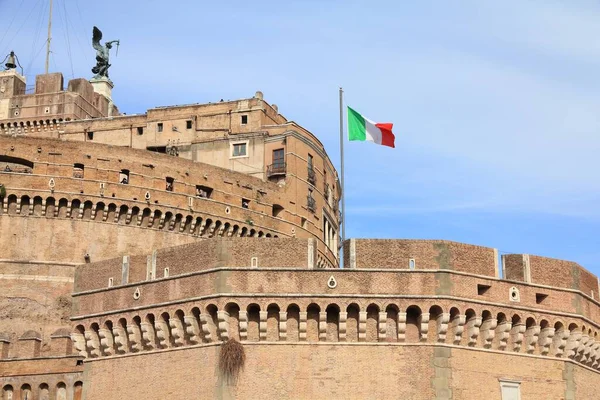 Ρώμη Ιταλία Αρχιτεκτονική Του Κάστρου Του Αγίου Αγγέλου Ιταλική Σημαία — Φωτογραφία Αρχείου