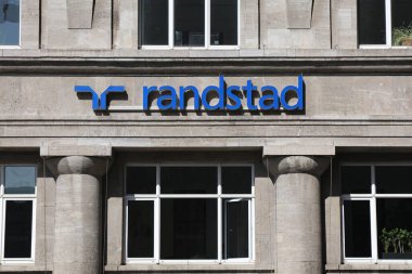 COLOGNE, Almanya - 21 Eylül 2020: Randstad ofisi Köln, Almanya. Randstad Holding, Hollanda 'nın çok uluslu insan kaynakları danışmanıdır..