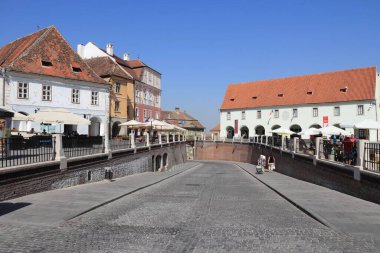 SIBIU, ROMANIA - 24 AĞUSTOS 2012: Romanya 'nın Sibiu kentindeki insanlar Eski Kenti ziyaret ediyor. Sibiu 'nun turizmi 2001 yılında 284.513 müze ve 2009 yılında 879.486 ziyaretçiyle büyüyor..
