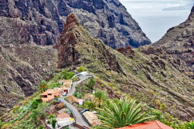 Tenerife 'deki Masca köyü. Yeşil dağ manzarası.