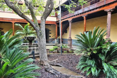 TENERIFE, SPAIN - 30 Ekim 2012: Tenerife 'deki La Laguna' da UNESCO Dünya Mirası Listesi olarak listelenen eski avlulardan biri. Tam kasabanın adı San Cristobal de la Laguna..