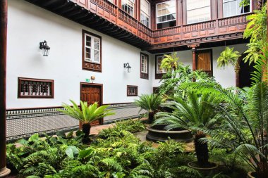 TENERIFE, SPAIN - 30 Ekim 2012: Tenerife 'deki La Laguna' da UNESCO Dünya Mirası Listesi olarak listelenen eski avlulardan biri. Tam kasabanın adı San Cristobal de la Laguna..