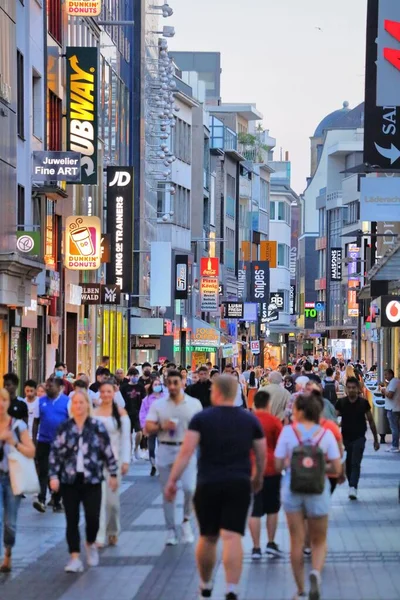 Cologne ドイツ 2020年9月21日 ドイツ ケルンの人々の店 ケルンはドイツで4番目に人口の多い都市です — ストック写真