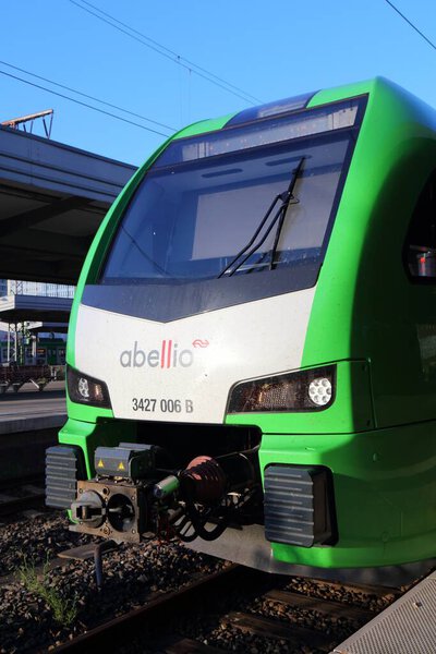 ESSEN, Германия - 21 сентября 2020 года: Пассажирский поезд марки Abellio (модель: Stadler Flirt 3 XL) на станции Hauptbahnhof в Эссене.