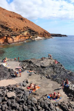 TENERİFE, İspanya - 25 Ekim 2012: Turistler Tenerife 'deki Costa del Silencio sahillerini ziyaret ettiler. İspanya, 75 milyon yıllık turistle (2016) dünyanın en çok ziyaret edilen üçüncü ülkesi oldu.).