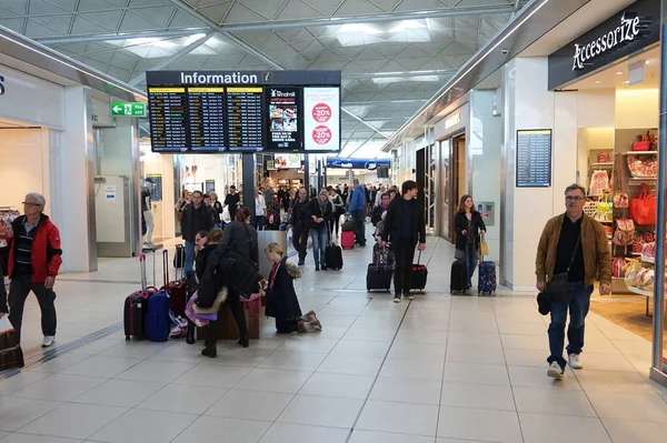 ロンドン エイプリル社2016年4月24日 ロンドンの免税店を訪問英国のロンドン スタンスト空港 2015年の乗客数は2250万人で 英国で4番目に忙しい空港でした — ストック写真