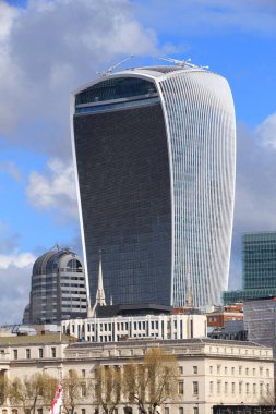 LONDON, İngiltere - 23 Nisan 2016: 20 Fenchurch Caddesi gökdeleni Londra, İngiltere. Postmodern ofis binasını Rafael Vinoly tasarladı. Lakabı Telsiz..