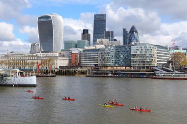 LONDON, İngiltere - 23 Nisan 2016: Turistler Londra 'daki River Thames' de kayak turuna katıldılar. Londra, 2011 yılında 9,787,426 nüfusuyla İngiltere 'nin en kalabalık şehri ve metropoliten alanıdır..
