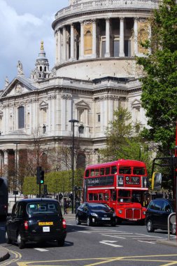 LONDON, İngiltere - 23 Nisan 2016: Londra, İngiltere 'de halk klasik Routemaster şehir otobüsüne biniyor. Londra ulaşımı (TFL) 673 güzergahta 8 bin otobüsü çalıştırmaktadır..