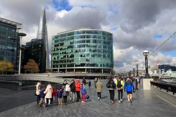 London April 2016 People Walk Thames Embankment London London Most — Stock Photo, Image