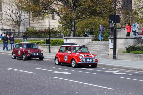 London Kwietnia 2016 Turyści Biorą Udział Trasie Mini Cooper Oldtimer — Zdjęcie stockowe