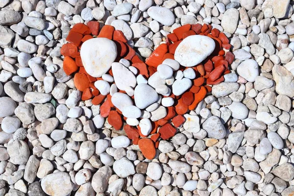 Κόκκινο Σχήμα Καρδιάς Από Βότσαλο Παραλίας Σύμβολο Της Ημέρας Του — Φωτογραφία Αρχείου