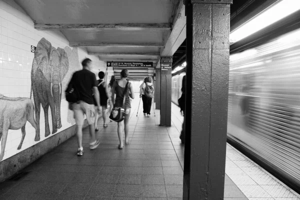 New York Usa Června 2013 Lidé Vystupují Vlaku Stanici Metra — Stock fotografie