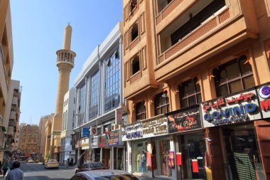 DUBAI, BAE - 9 Aralık 2017: İnsanlar BAE 'nin Al Souk Al Kabir ilçesindeki alışveriş caddesini ziyaret ediyor. Dubai, BAE 'nin en kalabalık şehri ve büyük bir küresel şehirdir..