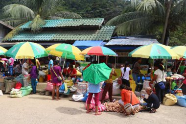 EL NIDO, PHILIPPINES - 2 Aralık 2017: Müşteriler El Nido, Filipinler 'deki yerel bir gıda pazarını ziyaret ederler. Geleneksel gıda pazarları gelişmekte olan Filipinler 'de hâlâ önemlidir..
