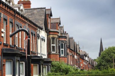 Leeds, İngiltere - Hyde Park bölgesinde bir yerleşim yeri. Tipik İngiliz teraslı evler..
