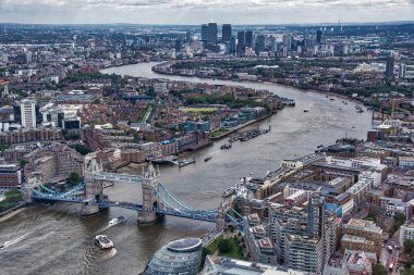 Londra hava manzaralı Tower Bridge, Thames Nehri ve Canary Wharf arka planda..