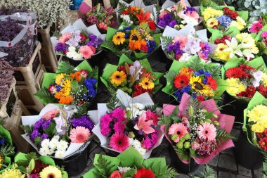 Stockholm, İsveç 'te çiçekçi dükkanı hazır. Gerbera ve zambak çiçekleriyle çiçekçi seçimi..