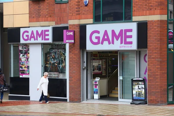 Leeds July 2016 People Walk Game Shop Downtown Leeds 利兹市区有178万人口 — 图库照片