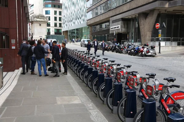 London Ιουλιου 2016 Άνθρωποι Περνούν Από Σταθμό Ενοικίασης Ποδηλάτων Santander — Φωτογραφία Αρχείου