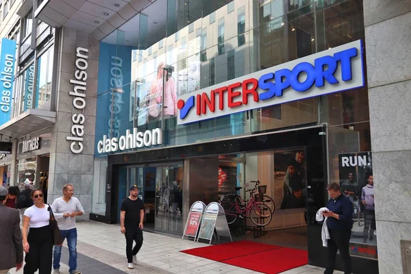 Stockholm Schweden August 2018 Menschen Gehen Einem Sportartikelgeschäft Von Intersport — Stockfoto