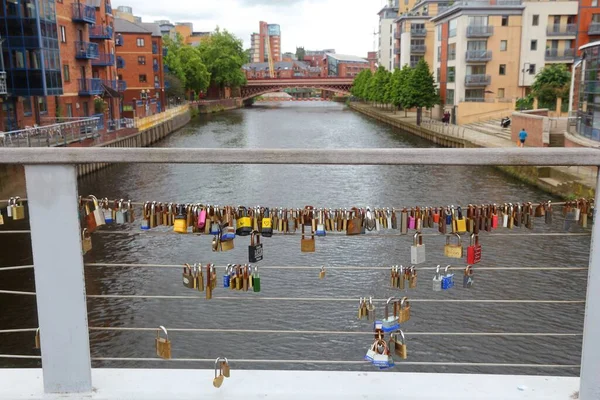 Leeds 2016 리즈의 지역인 Calls River Aire 가로지르는 인도교에 사랑이 — 스톡 사진